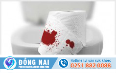 Hiện tượng đi cầu ra máu là triệu chứng dấu hiệu của bệnh gì? Có gây nguy hiểm gì đến sức khỏe không?