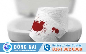 Triệu chứng đi vệ sinh ra máu là gì?